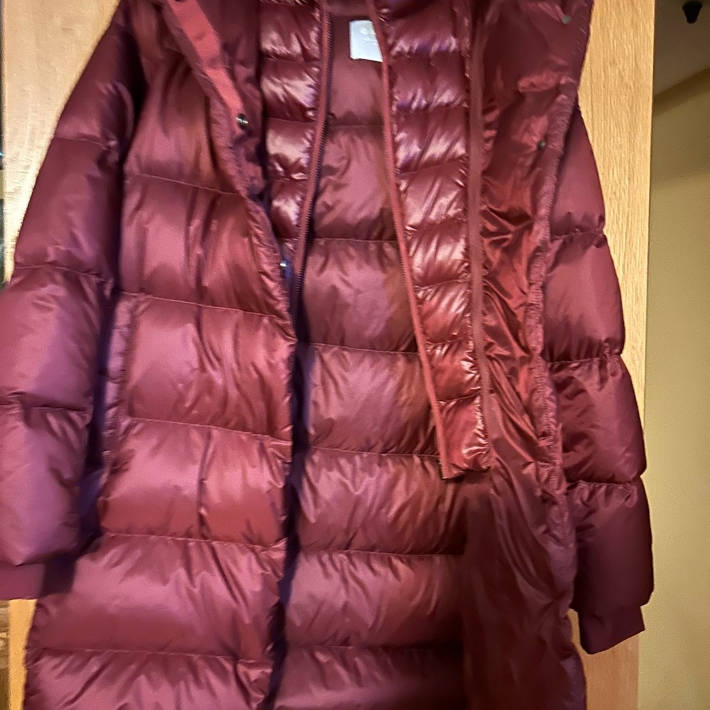 Beautiful new Athleta Puffer NEW UNWORN deep maroon  and a VERY large size small